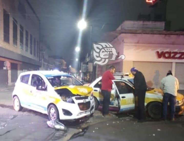 Fuerte choque entre dos taxis en calles de Córdoba