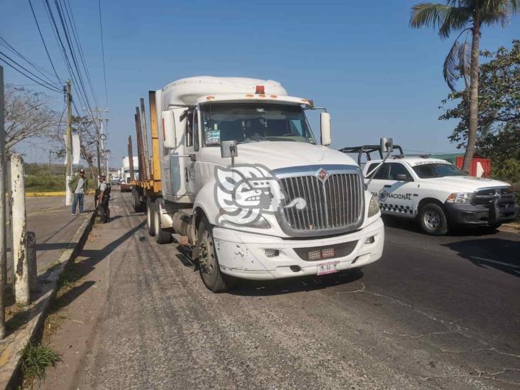 Par de traileros provocan tremendo zafarrancho en carretera federal 140 Veracruz