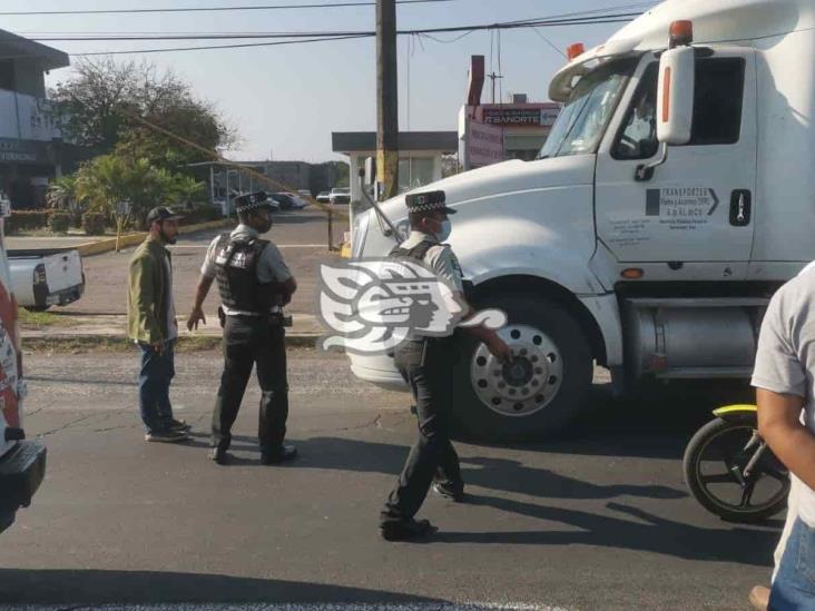 Par de traileros provocan tremendo zafarrancho en carretera federal 140 Veracruz