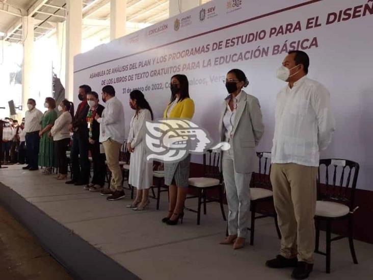 Coatzacoalcos alberga asamblea de Análisis para el Diseño de libros