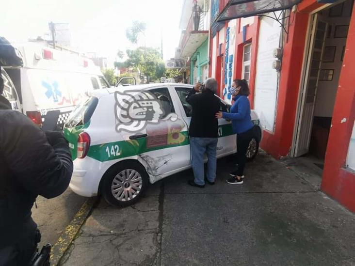 Camioneta choca contra taxi en Xalapa; joven termina atropellada