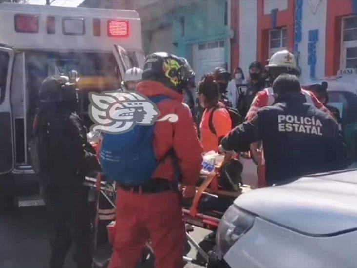 Camioneta choca contra taxi en Xalapa; joven termina atropellada