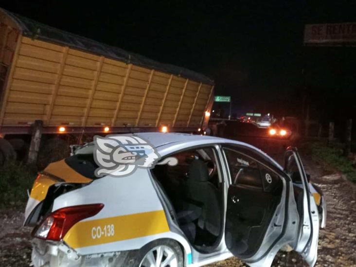 Taxi se sale de la carretera tras chocar contra tráiler en la Veracruz-Puebla