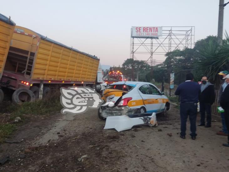 Taxi se sale de la carretera tras chocar contra tráiler en la Veracruz-Puebla