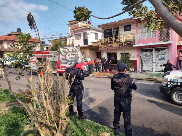 Sofocan incendio en avenida Encanto, en Xalapa