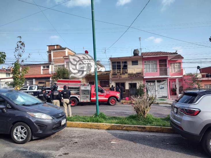 Sofocan incendio en avenida Encanto, en Xalapa