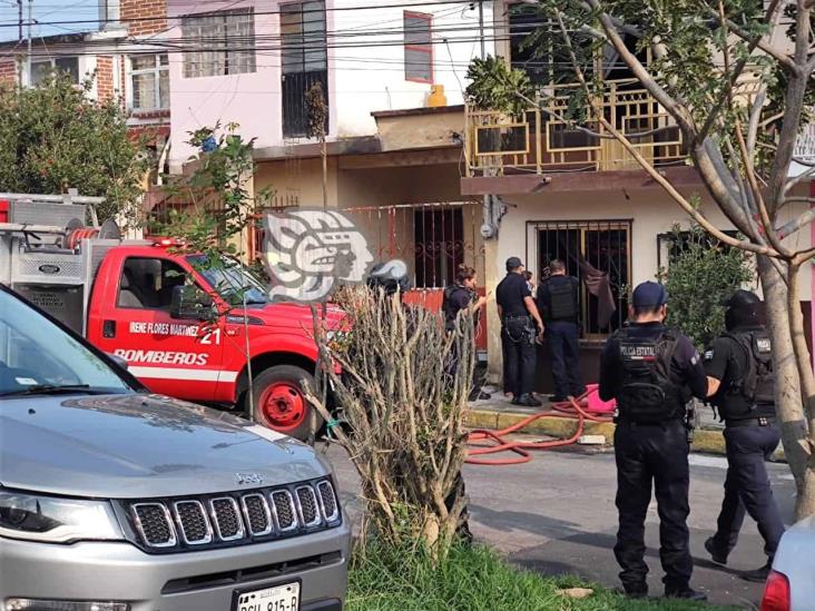 Sofocan incendio en avenida Encanto, en Xalapa