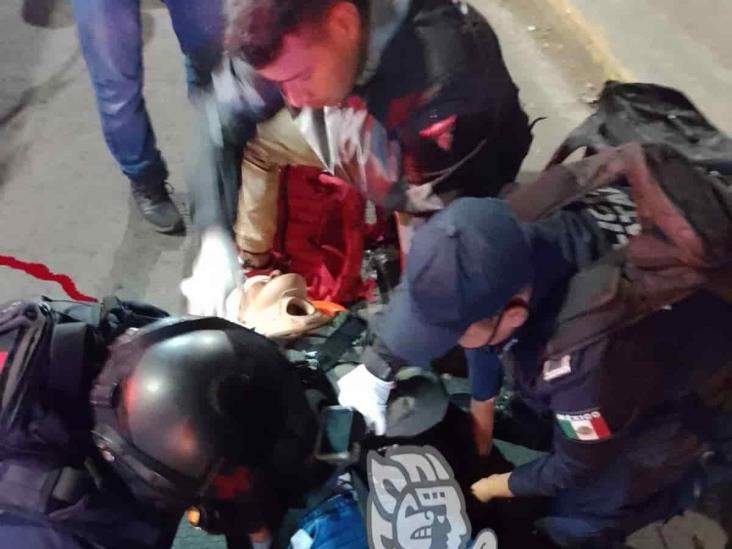 Presuntamente se arroja del puente de Plaza Crystal en Xalapa; lo reportan grave