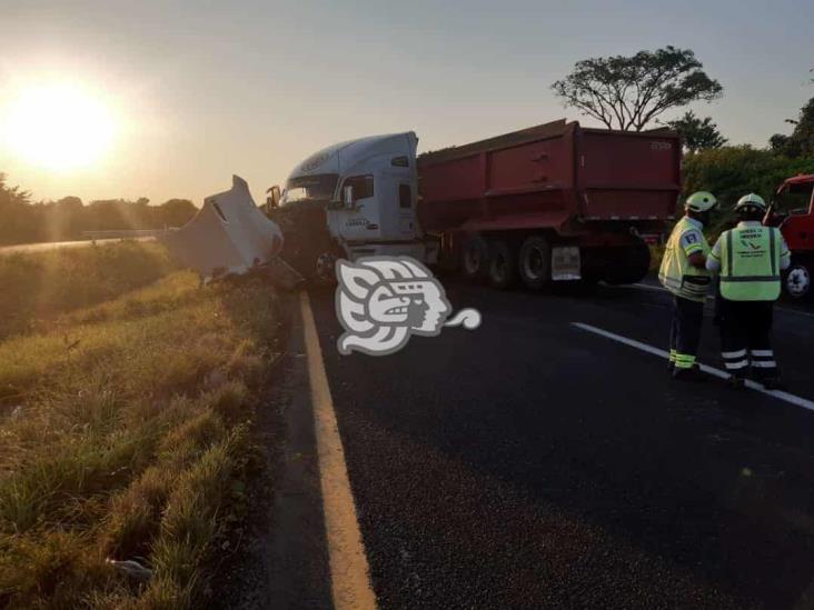 Choque y salida de camino en autopista de Acayucan