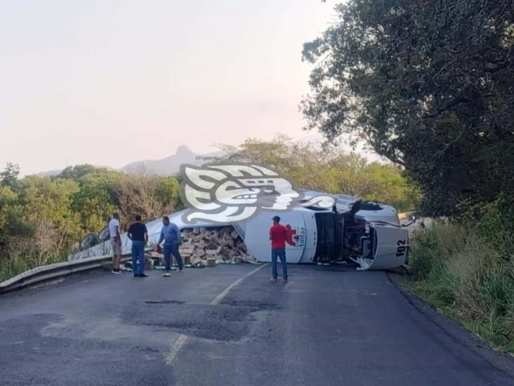 Vuelca tráiler cargado con cloro