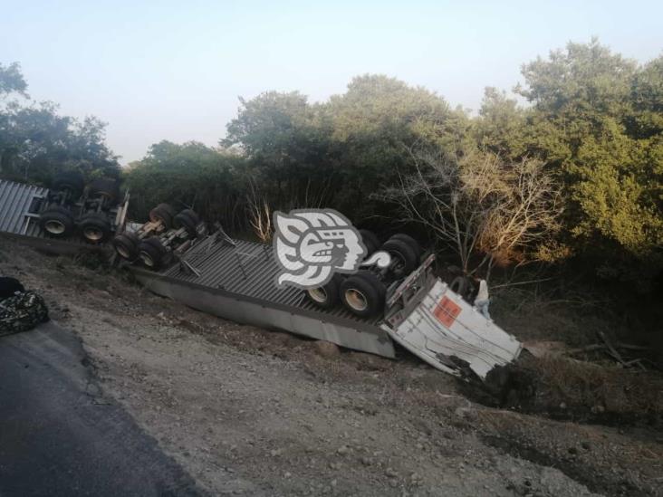 Vuelca tráiler cargado con cloro