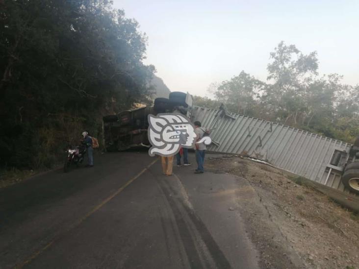 Vuelca tráiler cargado con cloro