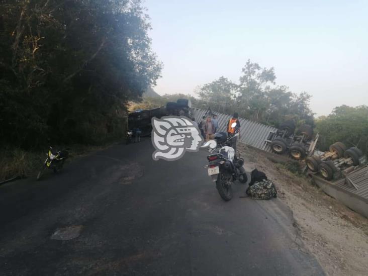 Vuelca tráiler cargado con cloro