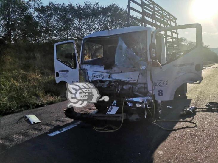 Rescatan a prensado tras choque en autopista Acayucan-San Juan