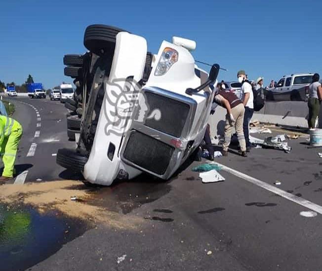 Vuelca tráiler en libramiento de Xalapa; muere operador