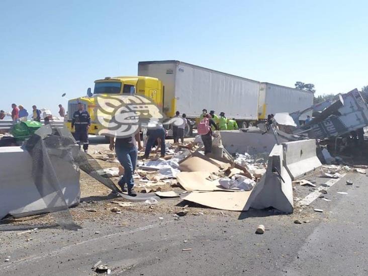 Vuelca tráiler en libramiento de Xalapa; muere operador