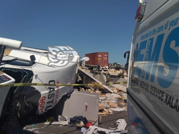 Vuelca tráiler en libramiento de Xalapa; muere operador