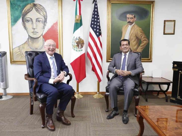 Ken Salazar, embajador de EUA en México, de acuerdo con reforma energética de AMLO