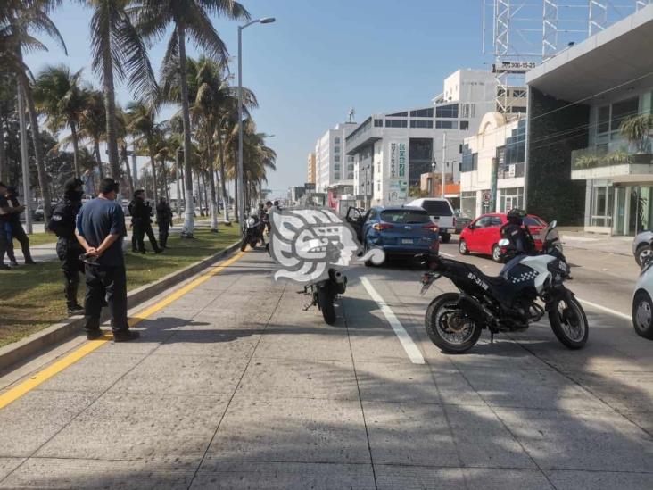 Choca motopatrullero contra camioneta en Boca del Río