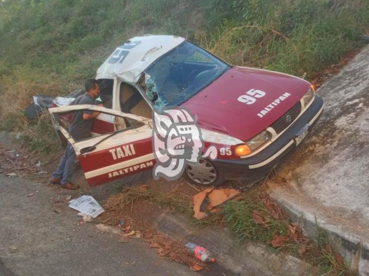 Taxi destrozado y 3 heridos en tramo Cosoleacaque — Acayucan