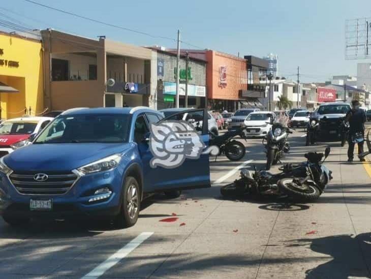 Choca motopatrullero contra camioneta en Boca del Río