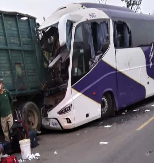 Deja 12 heridos y daños choque de autobús contra tráiler en Álamo