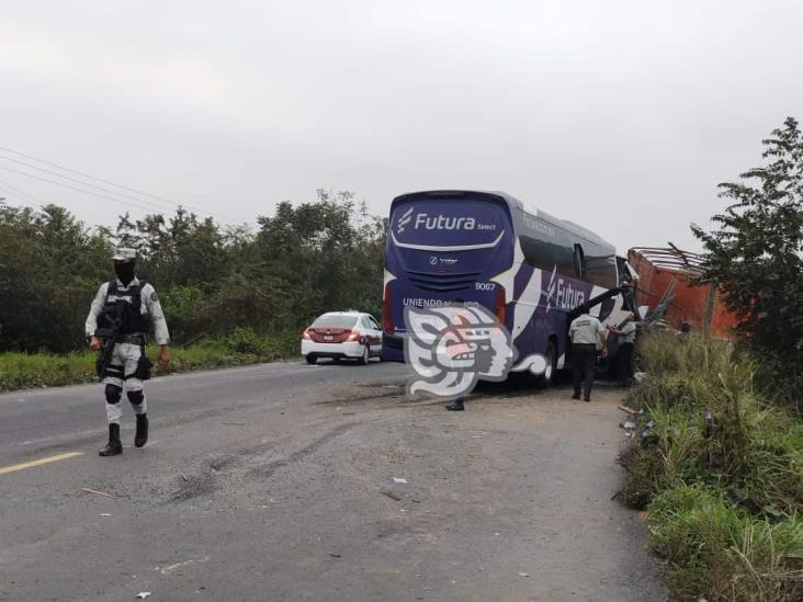 Deja 12 heridos y daños choque de autobús contra tráiler en Álamo