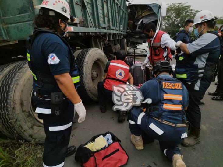 Deja 12 heridos y daños choque de autobús contra tráiler en Álamo