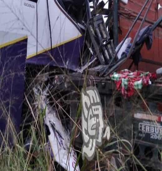 Deja 12 heridos y daños choque de autobús contra tráiler en Álamo