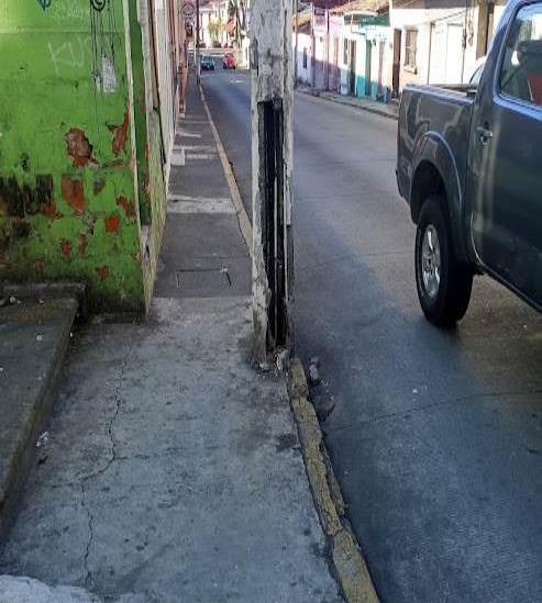 Peligro: poste se cae a pedazos en Xalapa