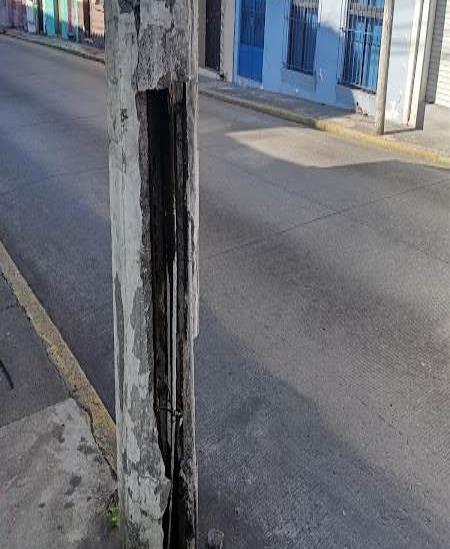 Peligro: poste se cae a pedazos en Xalapa