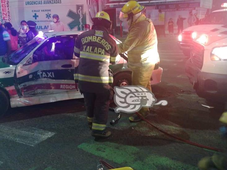 Choca ambulancia que trasladaba paciente con covid contra taxi en Xalapa