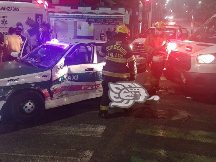 Choca ambulancia que trasladaba paciente con covid contra taxi en Xalapa