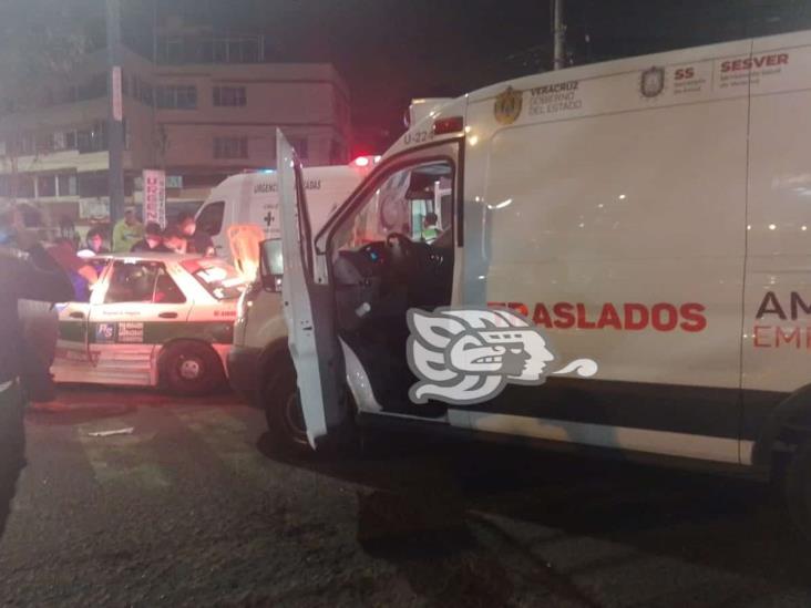 Choca ambulancia que trasladaba paciente con covid contra taxi en Xalapa