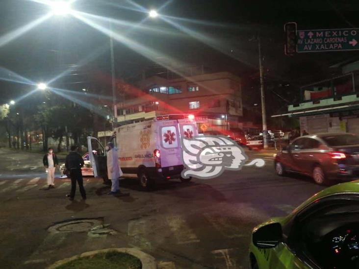 Choca ambulancia que trasladaba paciente con covid contra taxi en Xalapa