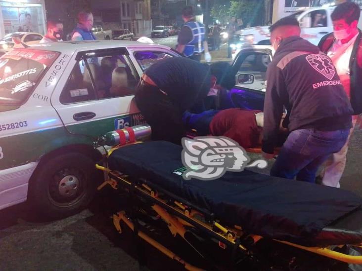 Choca ambulancia que trasladaba paciente con covid contra taxi en Xalapa