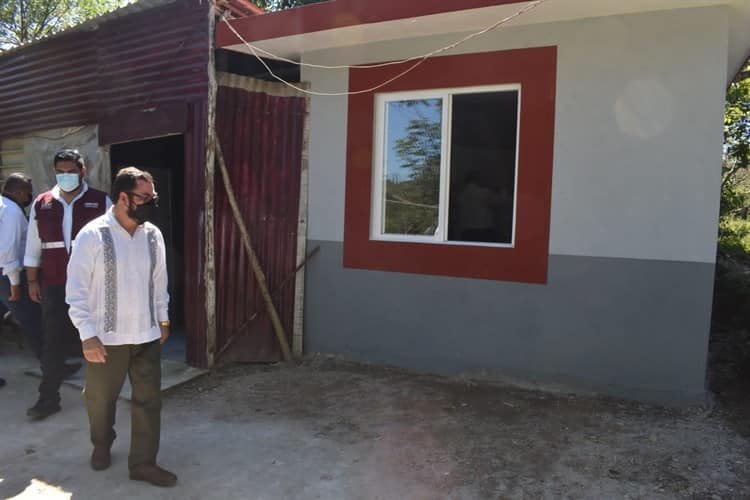 Sergio Guzmán entrega viviendas dignas a familias de escasos recursos en Agua Dulce