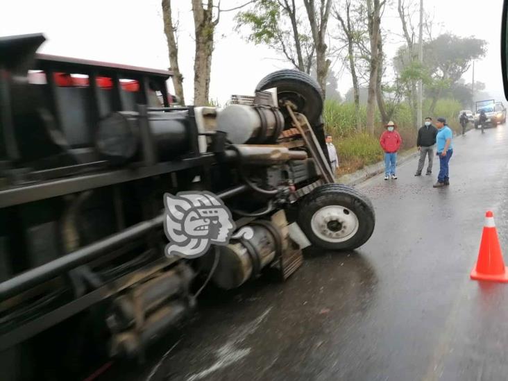 Vuelca camión cargado con alimento para pollo en carretera Fortín-Huatusco