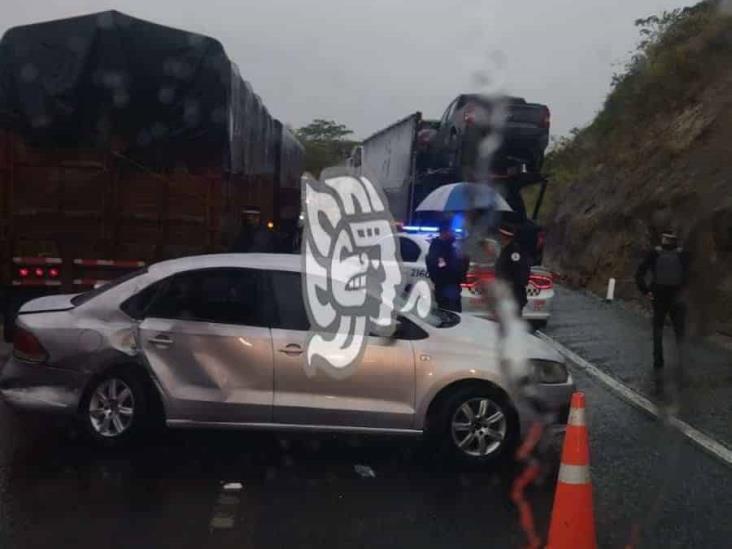 Tráiler derrapa y choca contra un auto en el libramiento de Xalapa