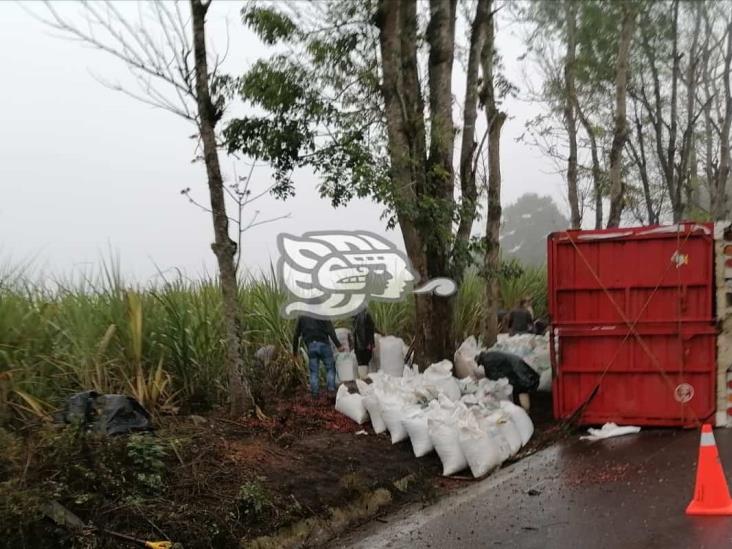 Vuelca camión cargado con alimento para pollo en carretera Fortín-Huatusco