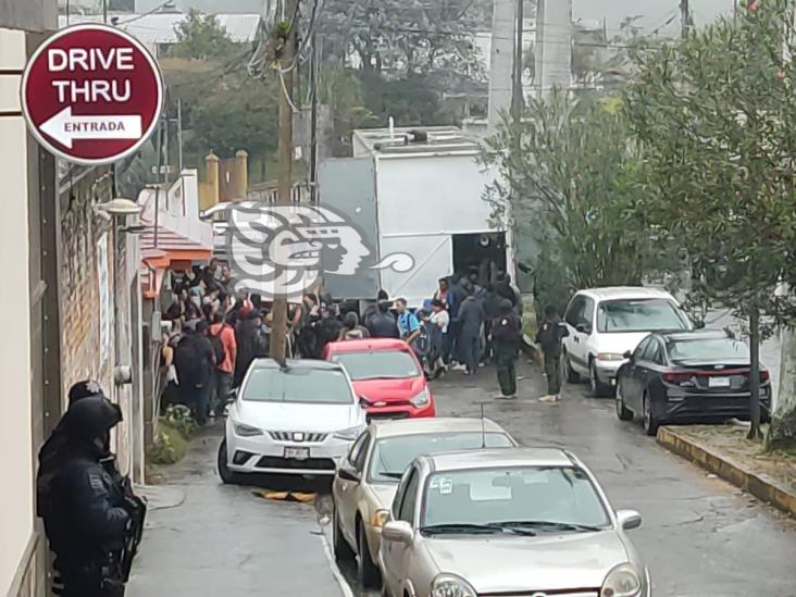 Aseguran camión de carga con migrantes en Córdoba