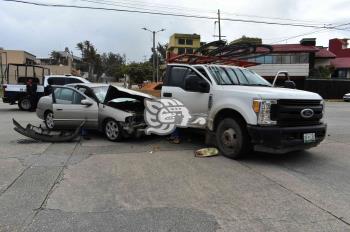 Chocan vehículo contra camioneta de carga en Coatzacoalcos

