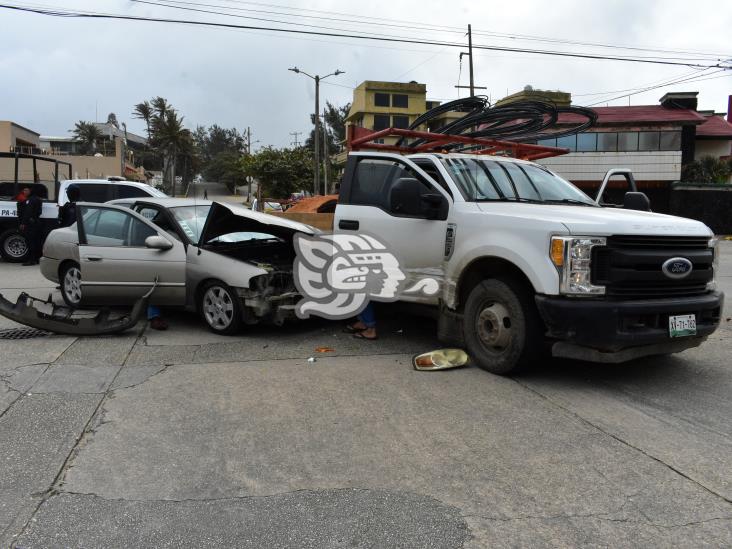 Chocan vehículo contra camioneta de carga en Coatzacoalcos