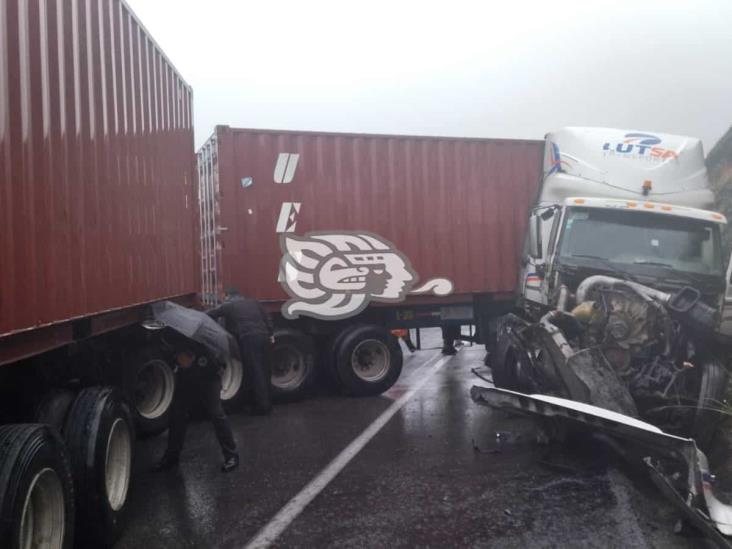 Tráiler derrapa y choca contra un auto en el libramiento de Xalapa