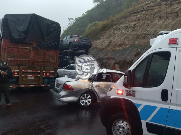 Tráiler derrapa y choca contra un auto en el libramiento de Xalapa