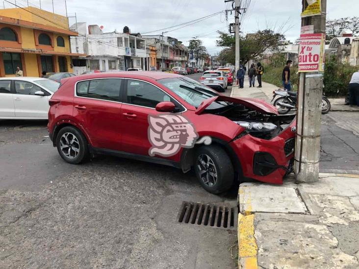 Choque entre dos camionetas deja severos daños materiales