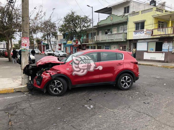 Choque entre dos camionetas deja severos daños materiales