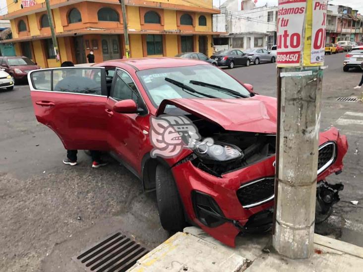 Choque entre dos camionetas deja severos daños materiales