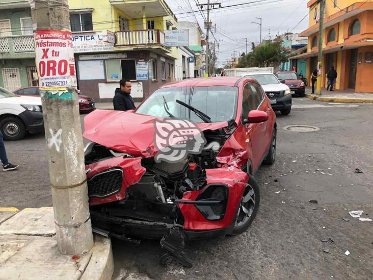 Choque entre dos camionetas deja severos daños materiales