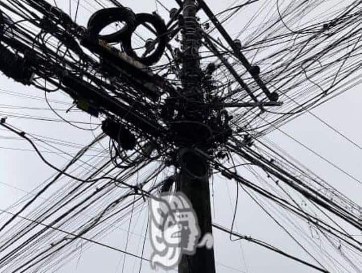 Un riesgo, ‘telaraña’ de cables y postes dañados en calles de Xalapa